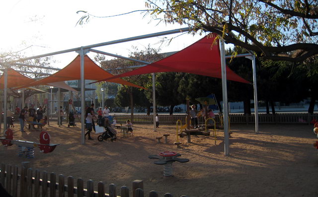 Parc infantil de Cornell amb tendals per fer ombra (24 Abril 2010)